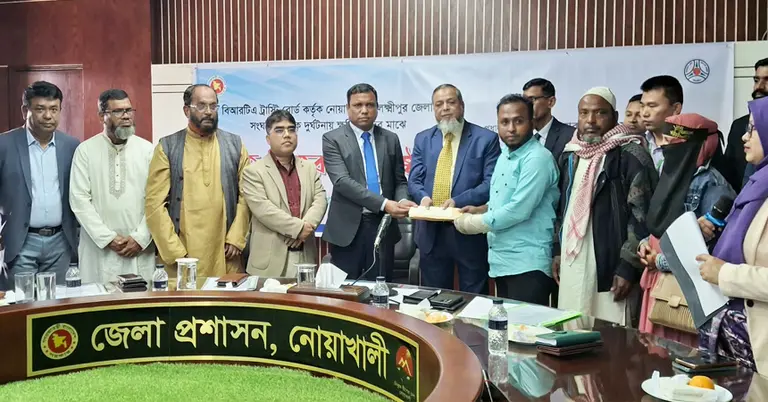 আর্থিক অনুদানের চেক হস্তান্তর